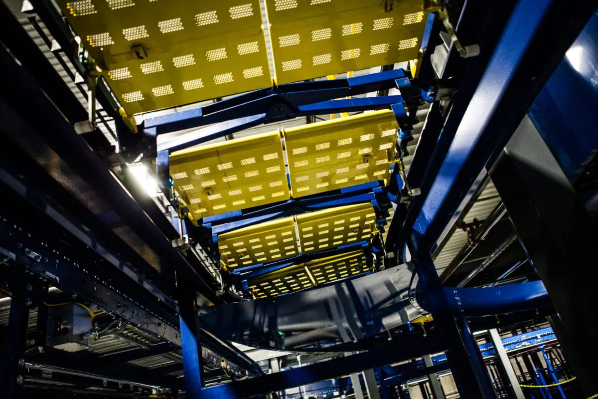 Système automatisé de transport et de stockage vu d’en dessous